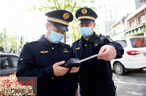 针对违停，洛阳城管部门开出第一批“特殊罚单”【视频】